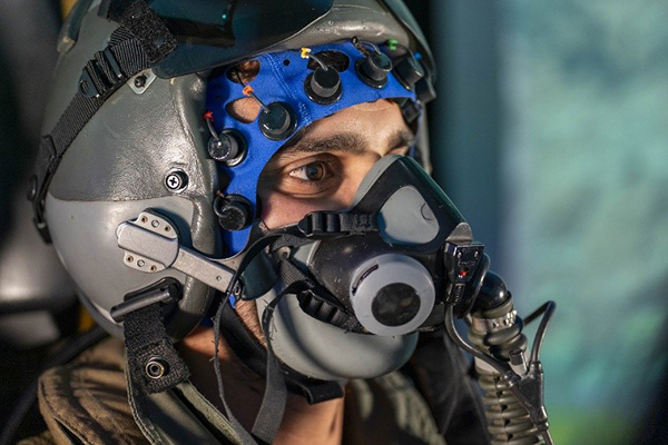 La UPM participa en una experiencia pionera para monitorizar la actividad cerebral de un piloto de F-18